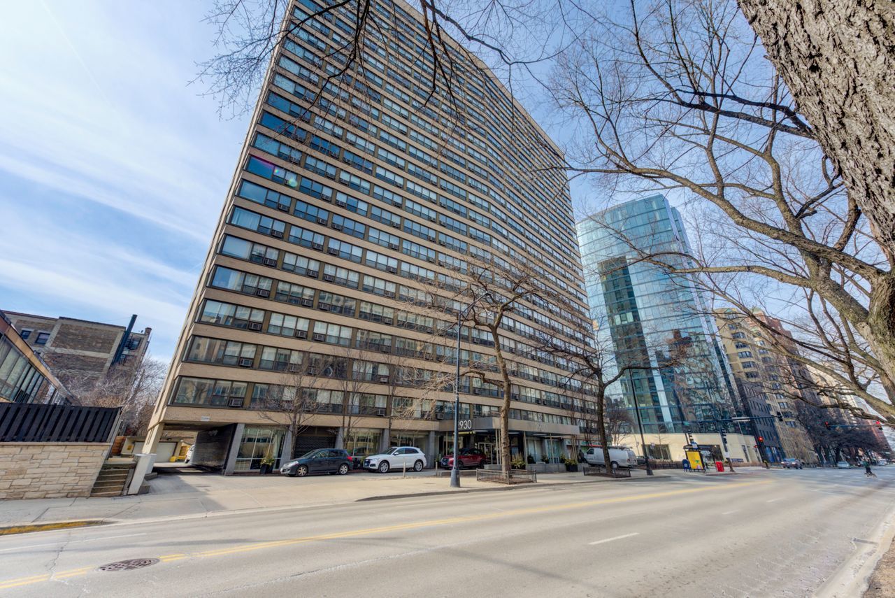 2930 North Sheridan Road, Unit 1010 Chicago, IL 60657 - Photo 24 of 24 front view of a building