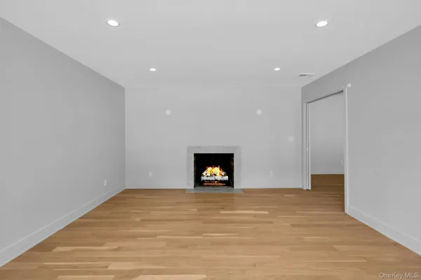 $2,800,000 | 4 Northwood Court, Woodbury, NY 11797