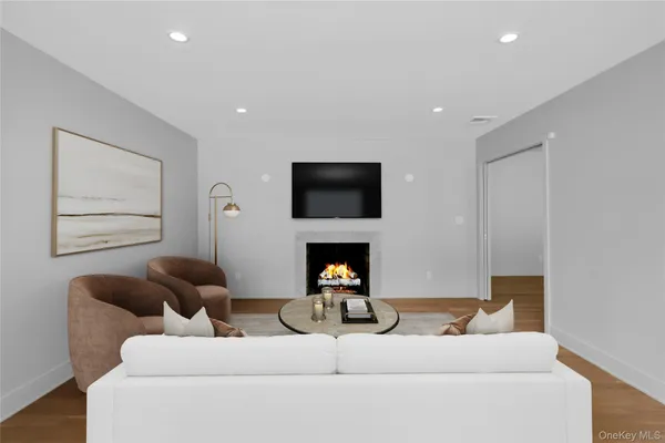 $2,800,000 | 4 Northwood Court, Woodbury, NY 11797