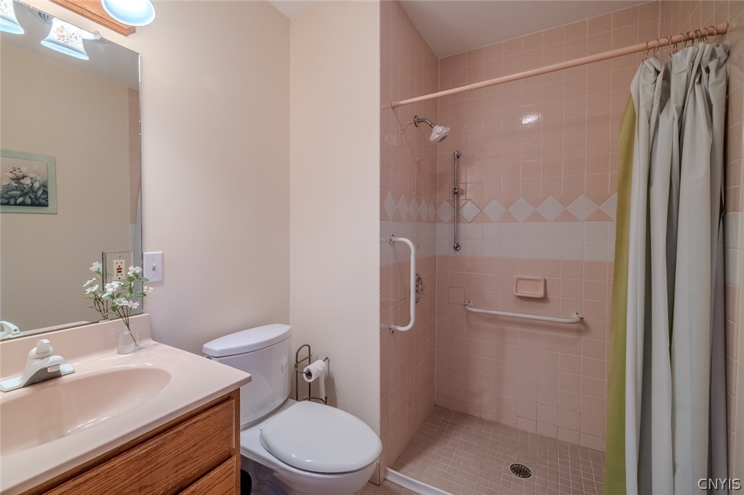 216 Hampton Road Syracuse, NY 13203 - Photo 17 of 40 First Floor Full Bath