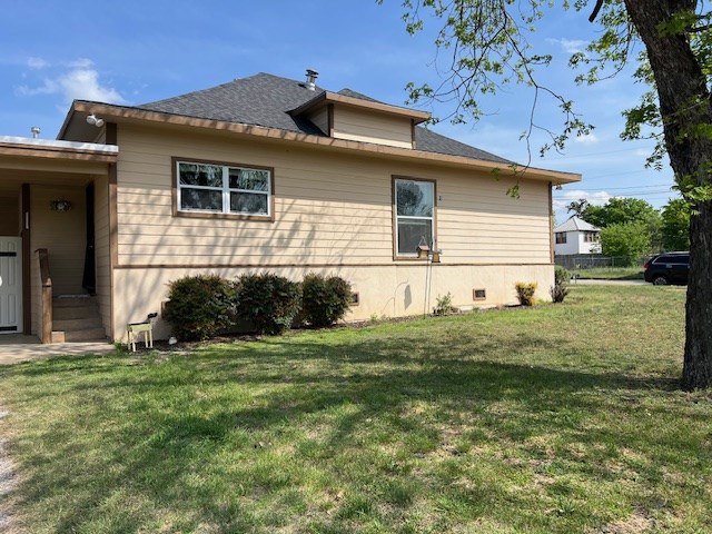 406 West 8th Street Brady, TX 76825 - Photo 2 of 33 a view of a house with a yard