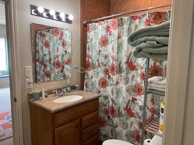 406 West 8th Street Brady, TX 76825 - Photo 22 of 33 a bathroom with a sink and a mirror
