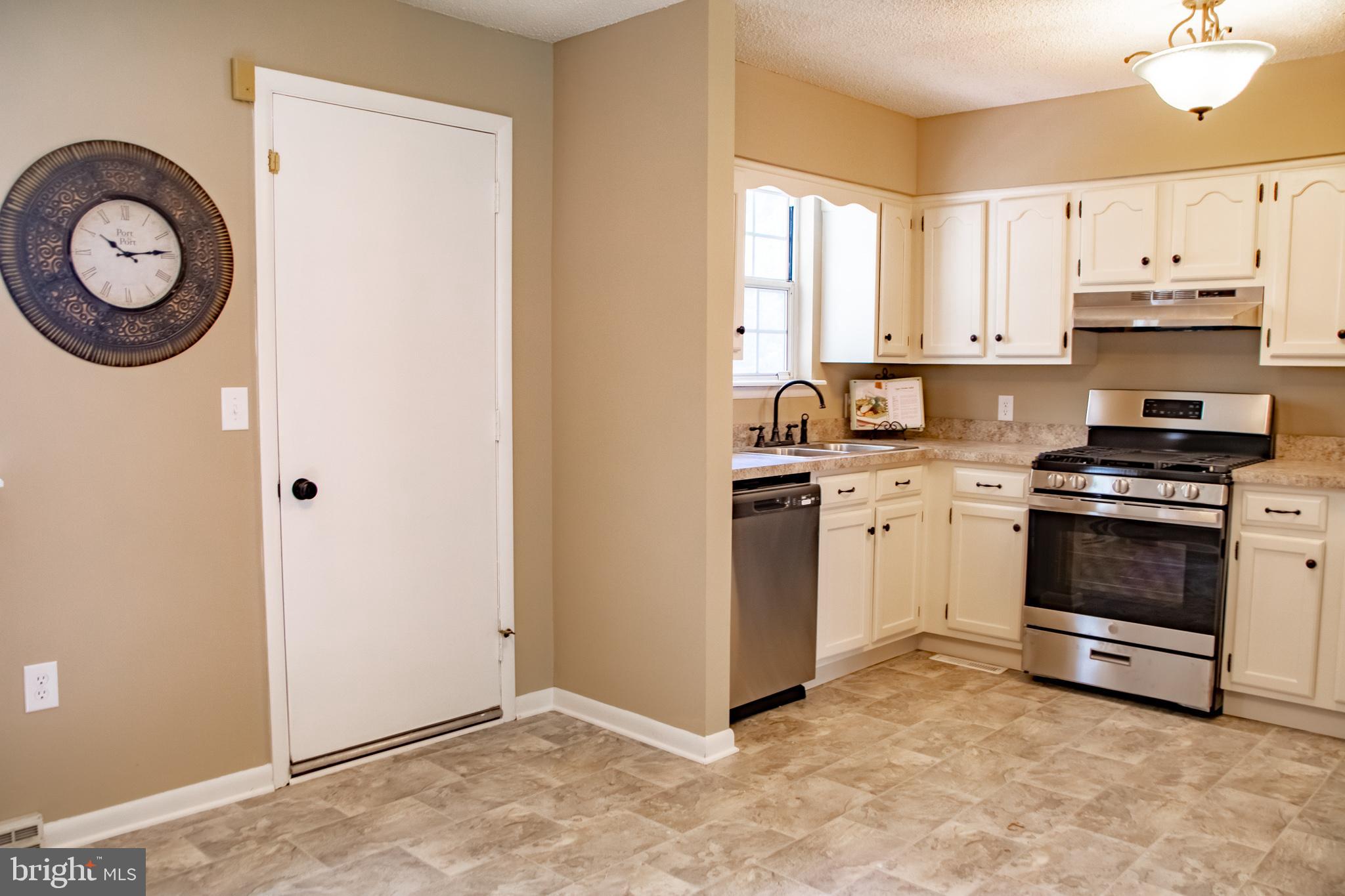 3659 Harrowgate Road York, PA 17402 - Photo 10 of 57 Gallery Image 10