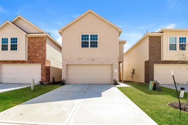 a front view of house with yard