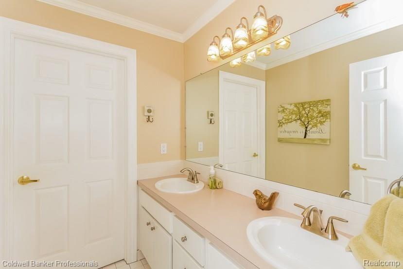 775 Dakota Court Rochester, MI 48307 - Photo 23 of 39 Second Floor Full Bath