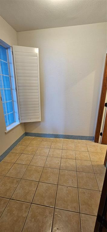 137 Oakview Gainesville, TX 76240 - Photo 10 of 37 Sewing/office.