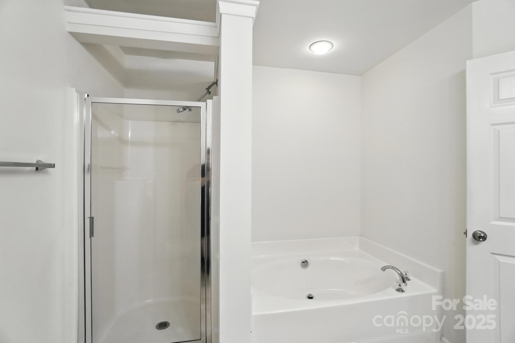 13116 Erwin Road Charlotte, NC 28273 - Photo 20 of 27 a bathroom with a bathtub