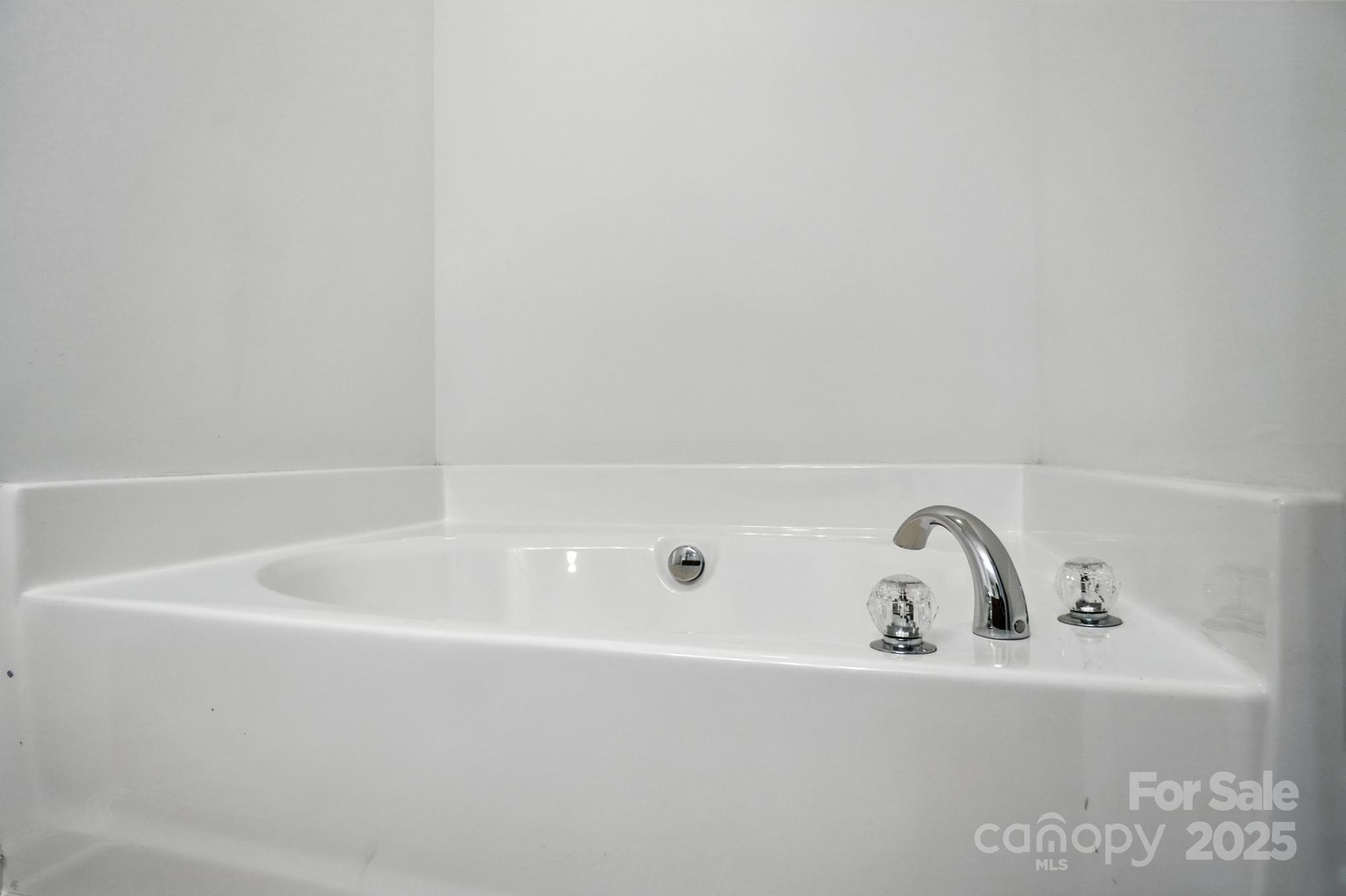 13116 Erwin Road Charlotte, NC 28273 - Photo 21 of 27 a close up of a bathtub