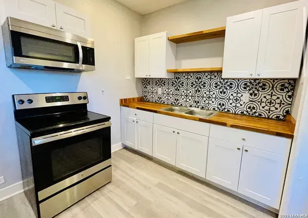 $950 | 2907 North Elmendorf Street, Unit 2911, San Antonio, TX 78201
