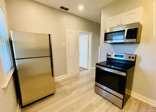 $950 | 2907 North Elmendorf Street, Unit 2911, San Antonio, TX 78201