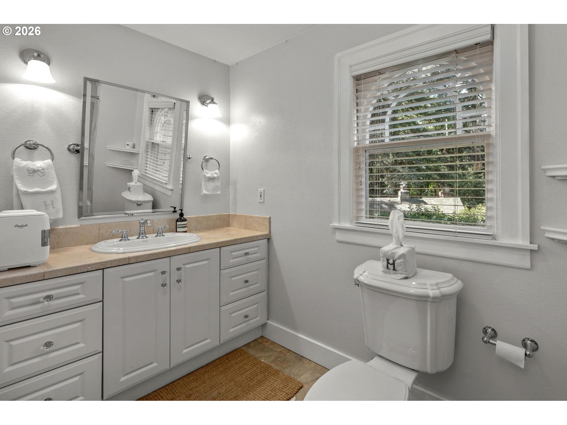 2798 Southwest Old Orchard Road Portland, OR 97201 - Photo 24 of 41 Bathroom