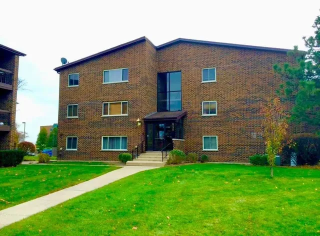 $1,400 | 650 Perrie Drive, Unit 101, Elk Grove Village, IL 60007