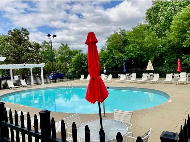 $1,400 | 650 Perrie Drive, Unit 101, Elk Grove Village, IL 60007