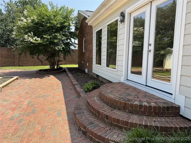 a view of back yard of the house