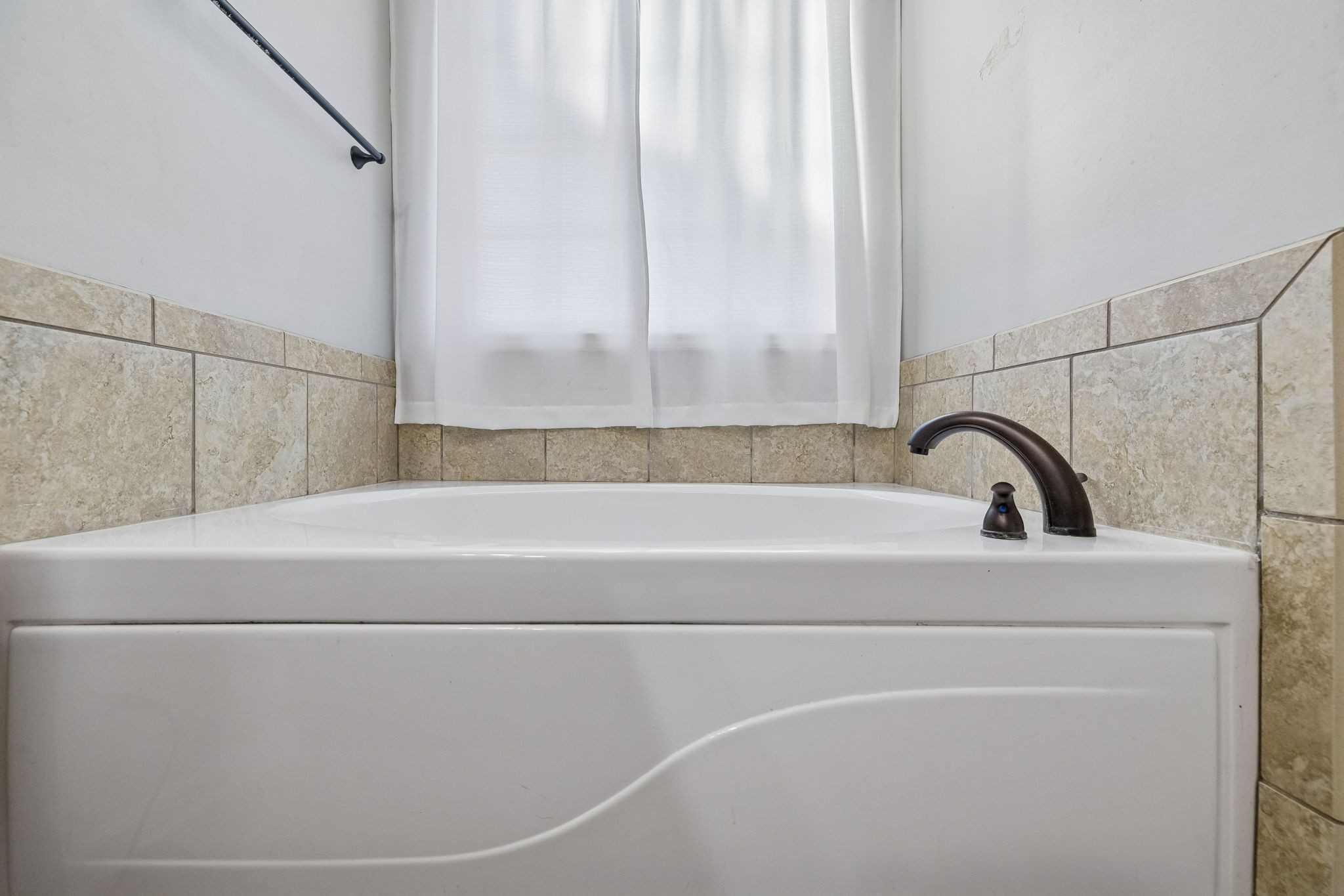 3760 Suiter Road Clarksville, TN 37040 - Photo 20 of 39 a bathroom with a bathtub