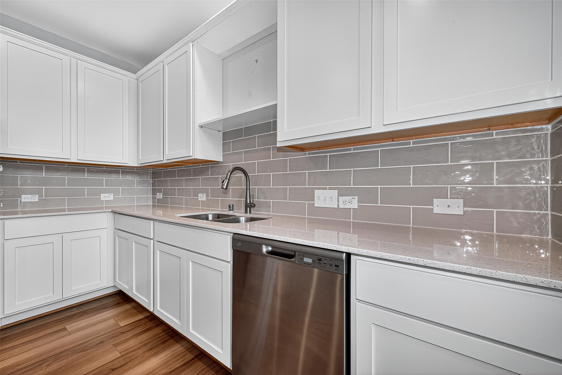 10511 Amador Peak Drive Rosharon, TX 77583 - Photo 18 of 41 Modern and sleek finishes