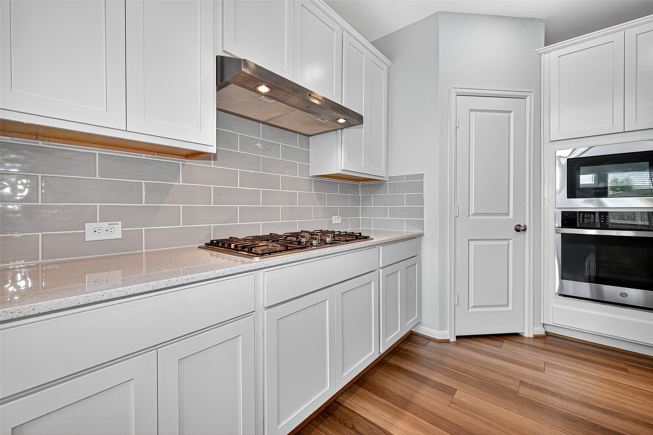 10511 Amador Peak Drive Rosharon, TX 77583 - Photo 19 of 41 Gas cooktop and tons of cabinetry for storage