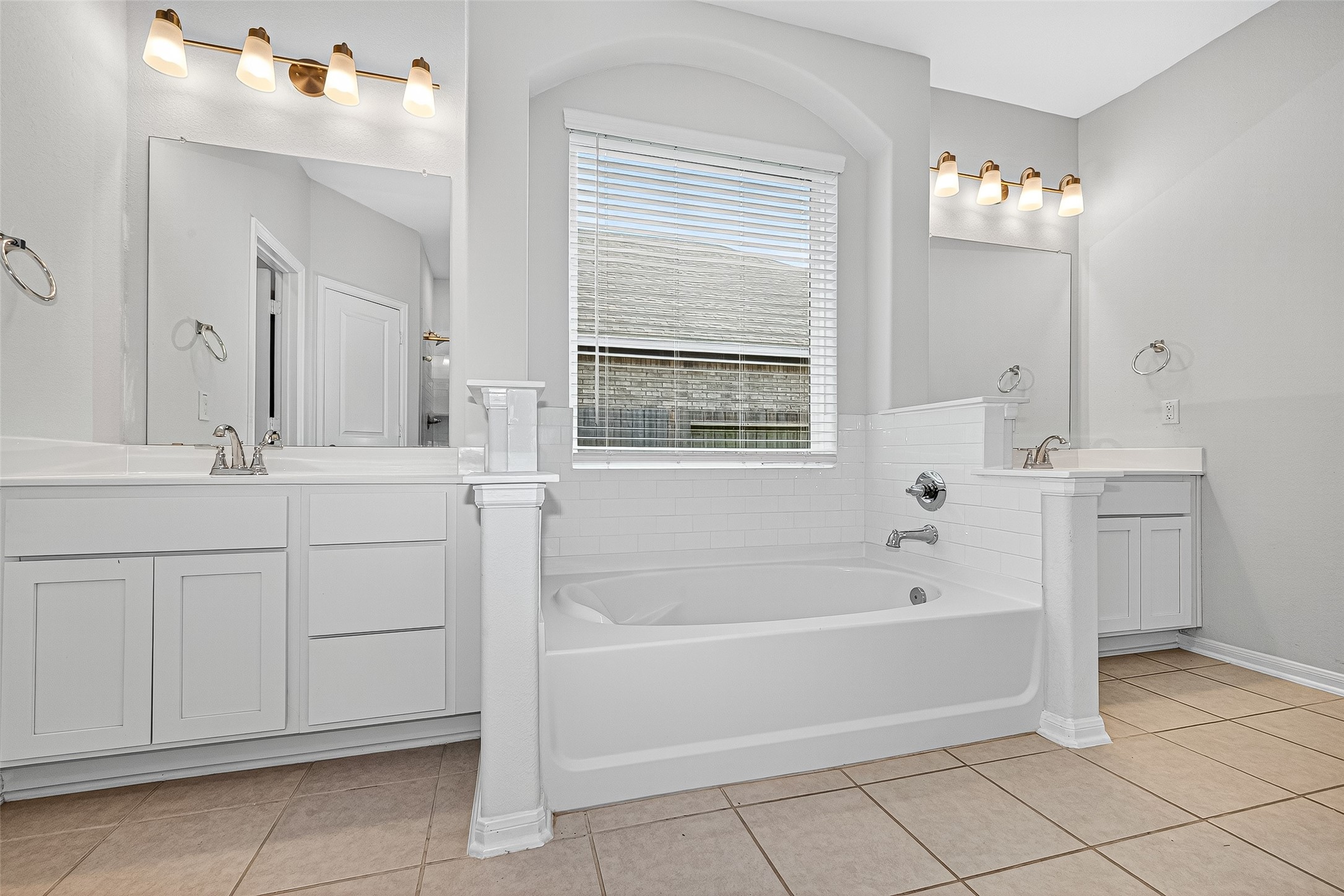 10511 Amador Peak Drive Rosharon, TX 77583 - Photo 27 of 41 Arched window over soaking tub
