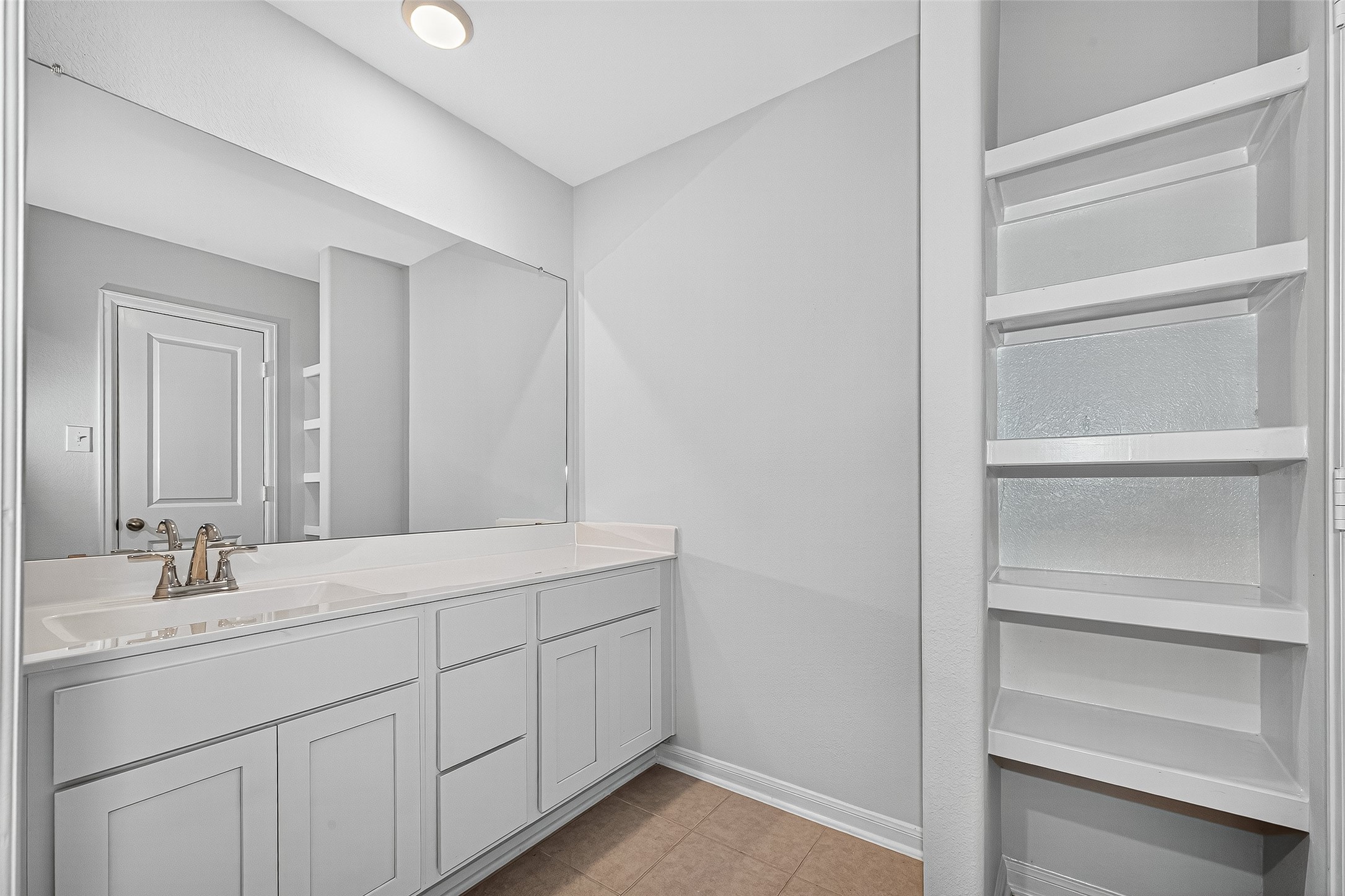 10511 Amador Peak Drive Rosharon, TX 77583 - Photo 39 of 41 3rd bathroom with vanity and built in shelving