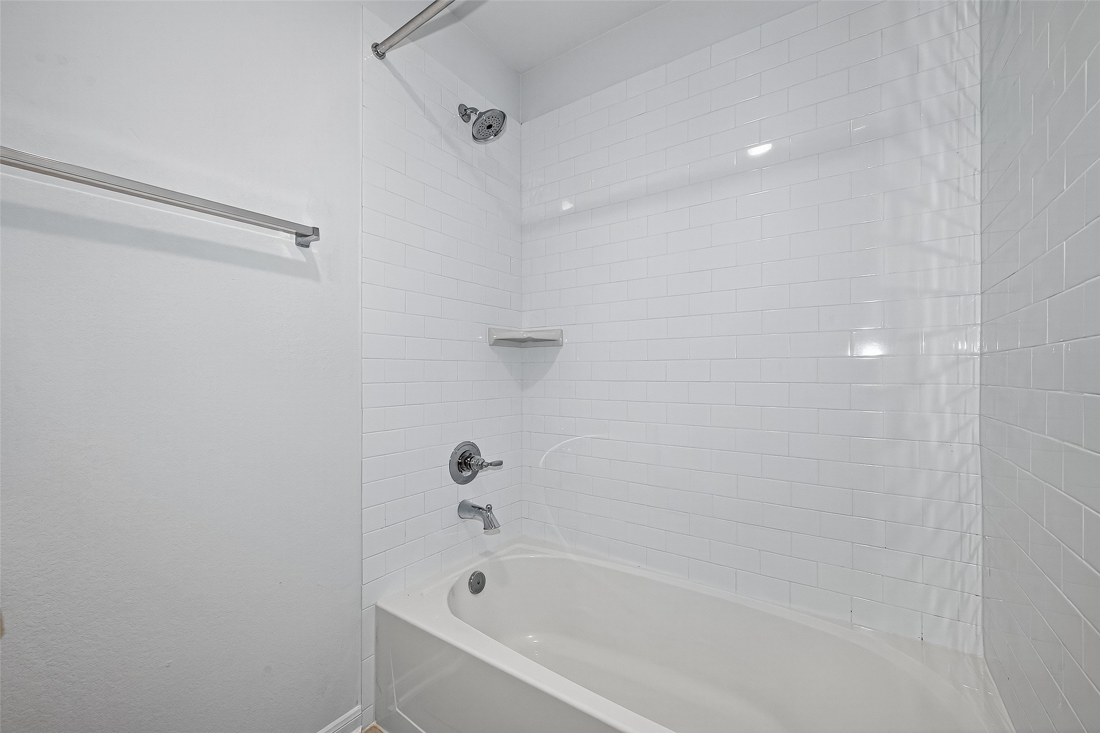 10511 Amador Peak Drive Rosharon, TX 77583 - Photo 40 of 41 3rd bathroom with tub/shower combo