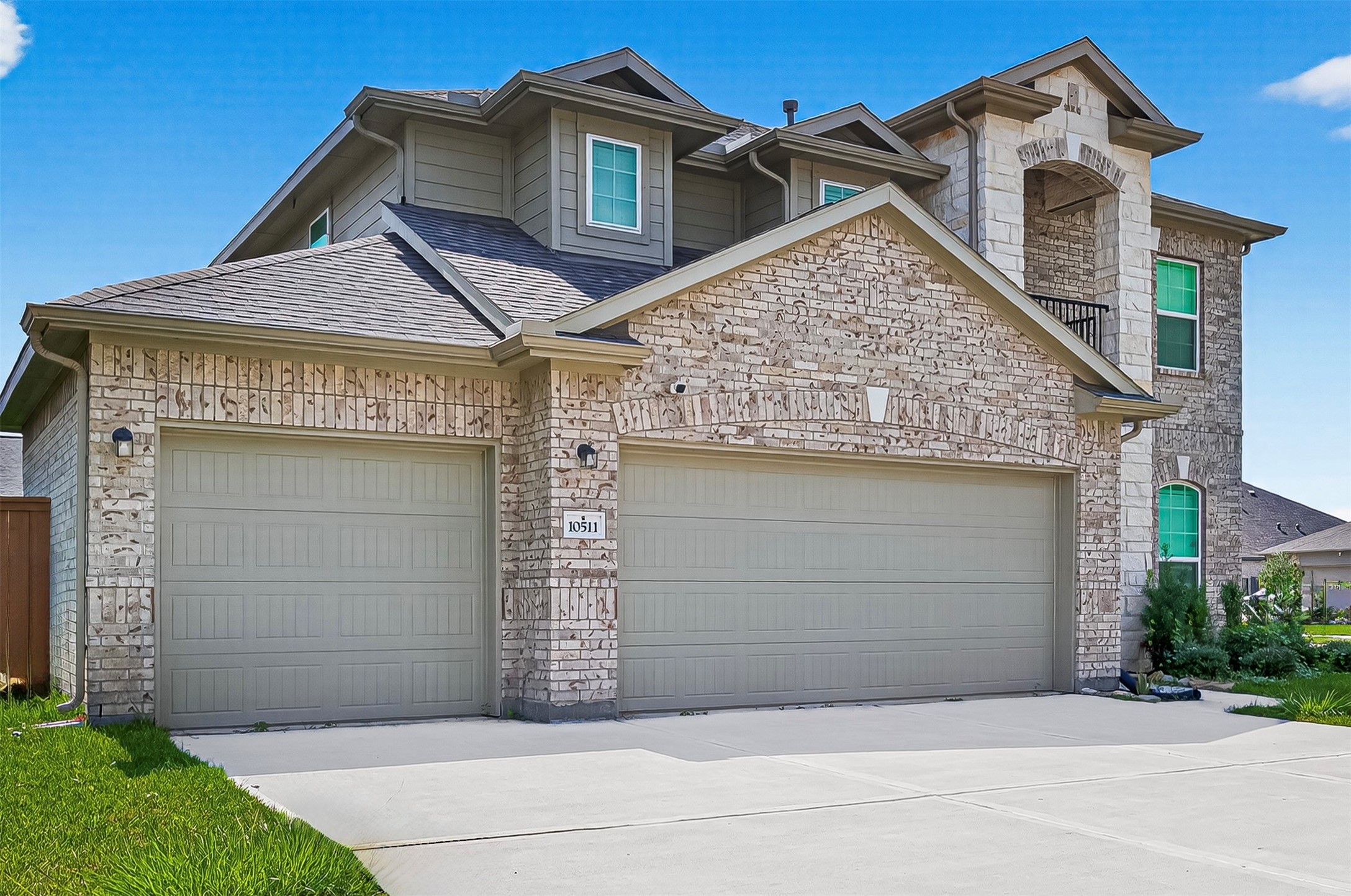 10511 Amador Peak Drive Rosharon, TX 77583 - Photo 5 of 41 Welcome to 10511 Amador Peak!