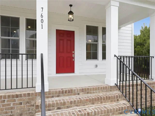 a view of a entrance door of the house