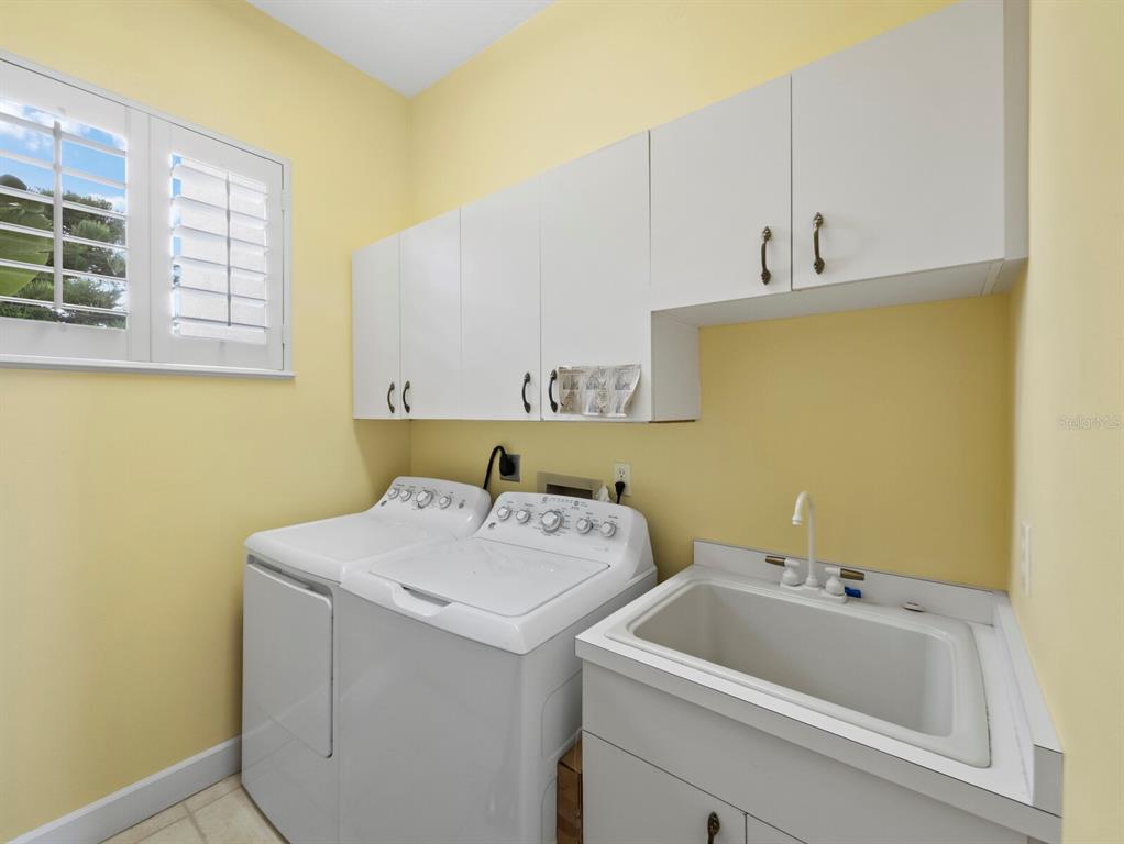 573 Spinnaker Lane Longboat Key, FL 34228 - Photo 38 of 43 a bathroom with a sink and a toilet