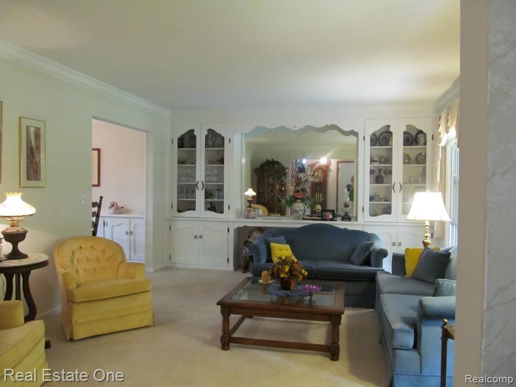 235 Shagbark Drive Rochester, MI 48309 - Photo 6 of 38 IMG_0555.jpg