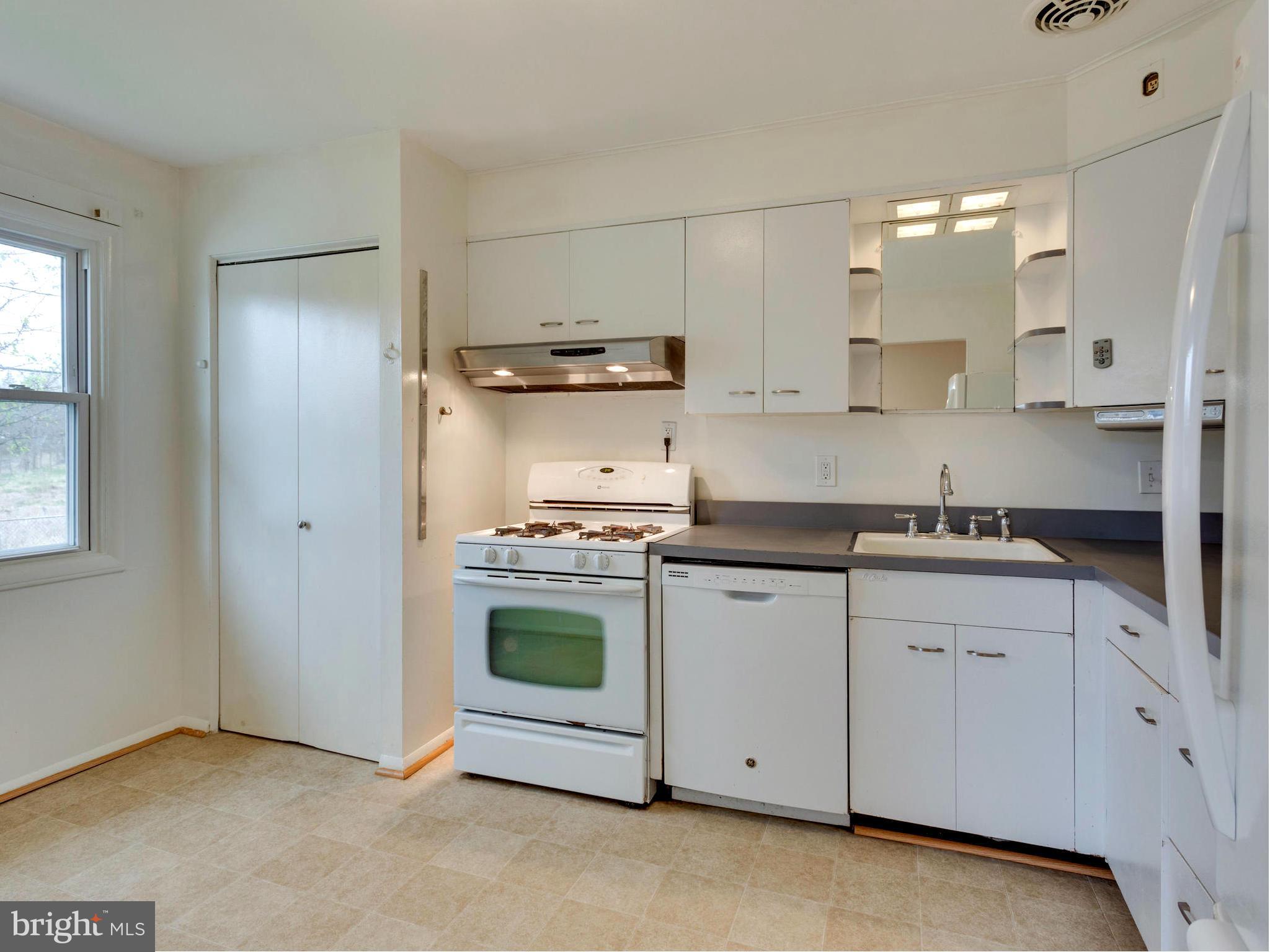 9007 Meadow Heights Road Randallstown, MD 21133 - Photo 4 of 28 Kitchen with All Appliances