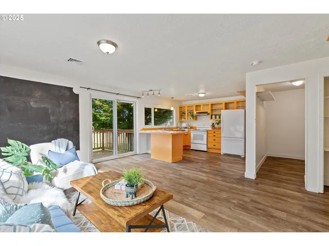 $489,000 | 665 Southeast Indian Trl Avenue, Depoe Bay, OR 97341