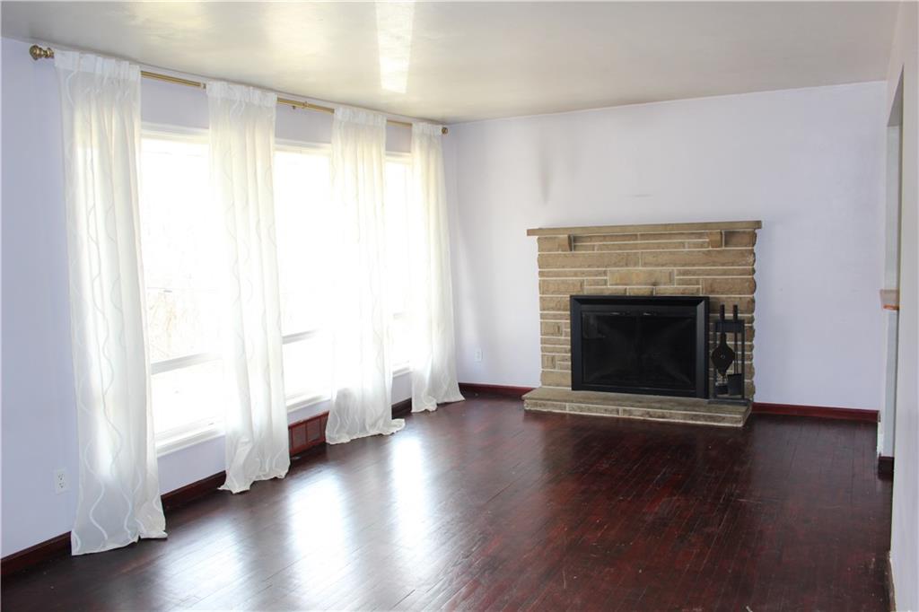 785 Center Road Pittsburgh, PA 15239 - Photo 2 of 19 Living Room