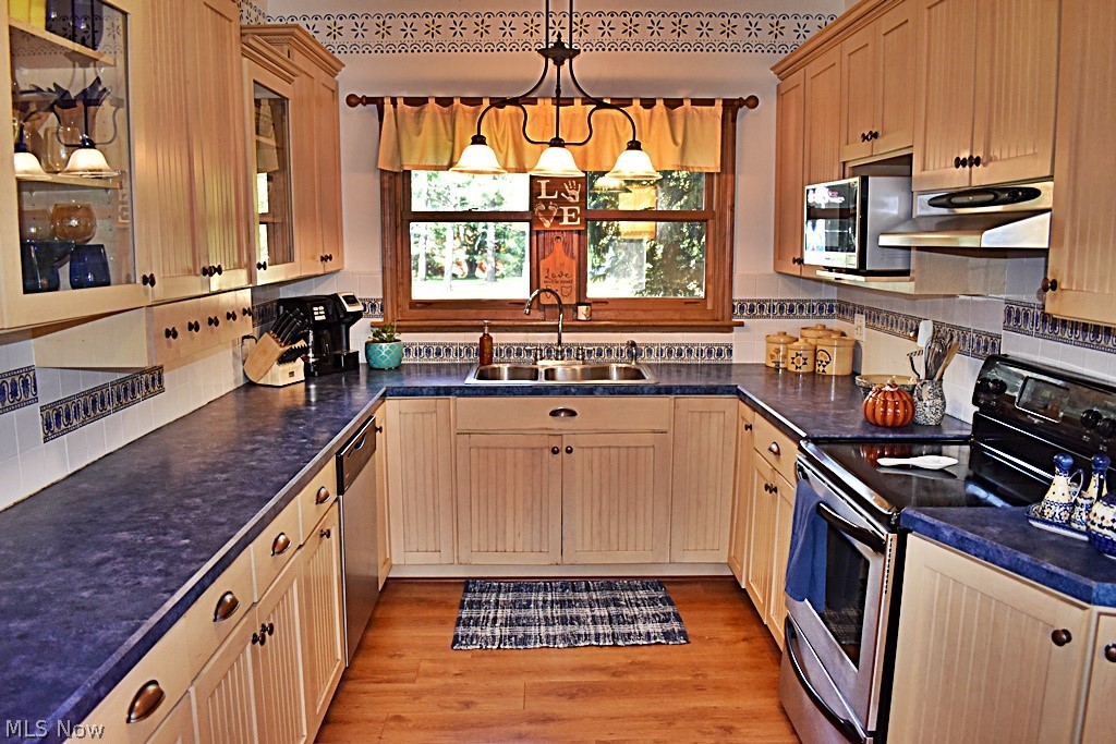 6670 Dunham Road Walton Hills, OH 44146 - Photo 10 of 35 Large 21x16 Kitchen has tons of cabinet and counter space...