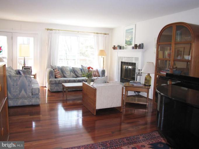 7383 Kindler Road Columbia, MD 21046 - Photo 4 of 22 Living Room
