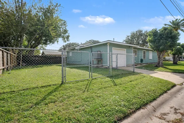 a house view with backyard space