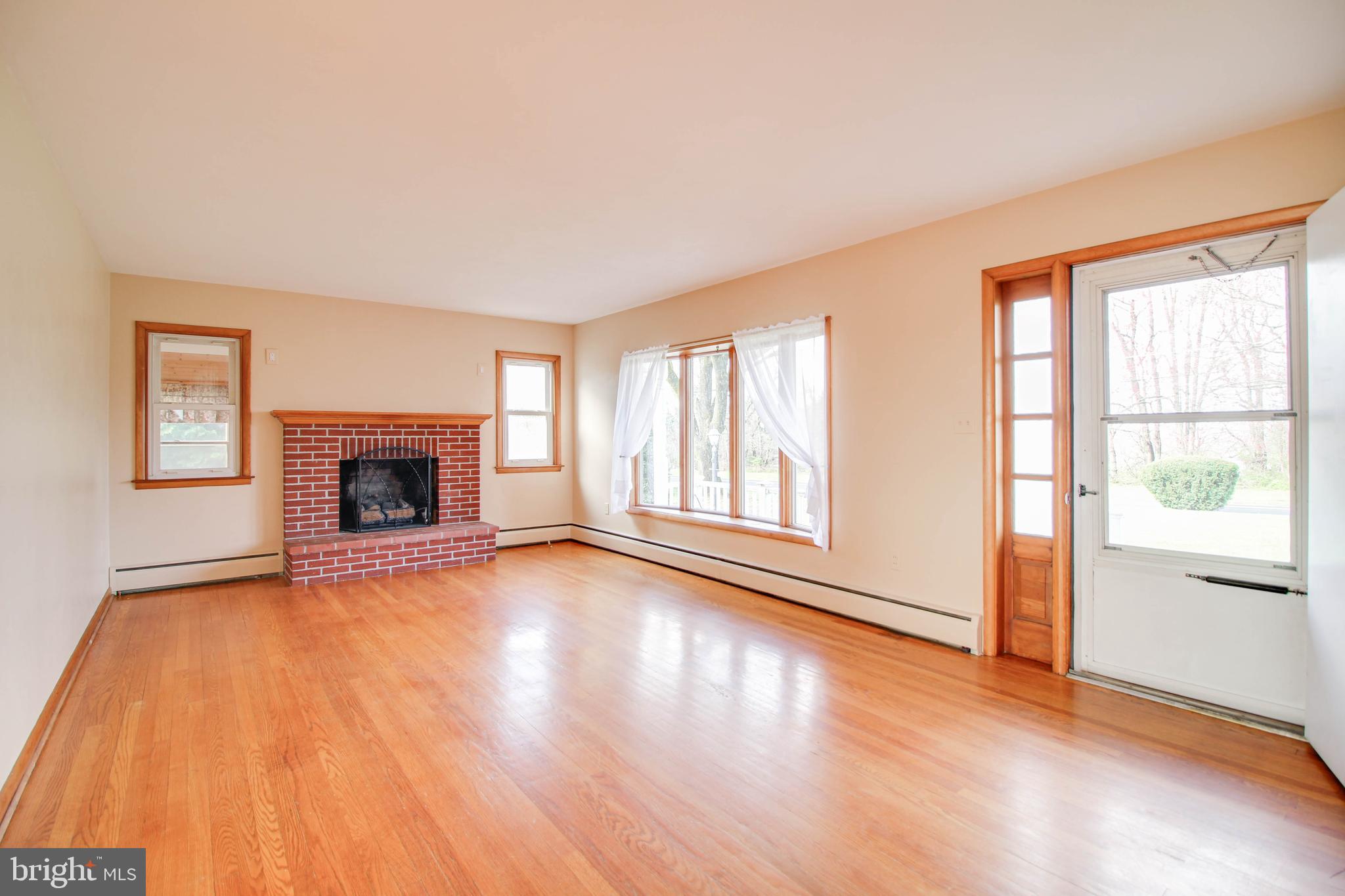 15753 Dover Road Upperco, MD 21155 - Photo 12 of 61 Great living rm w hardwood flrs