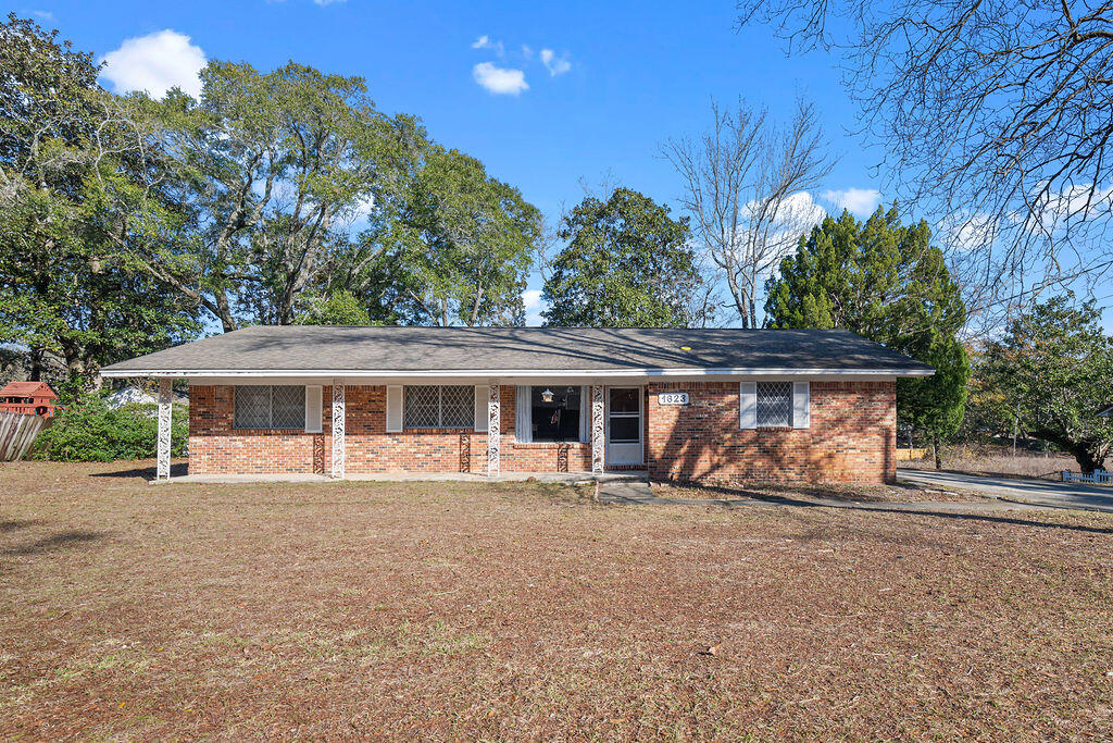 1623 18th Street Niceville, FL 32578 - Photo 2 of 41 front view of a house with a yard