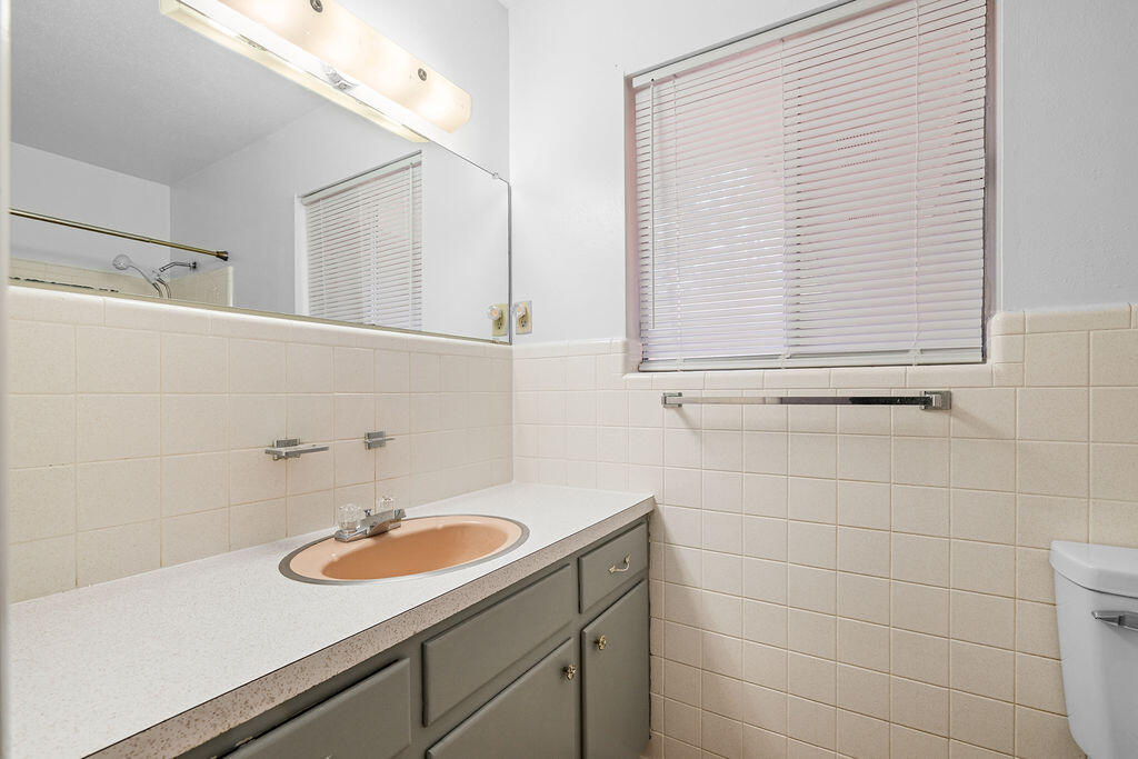 1623 18th Street Niceville, FL 32578 - Photo 21 of 41 a bathroom with a sink and a mirror