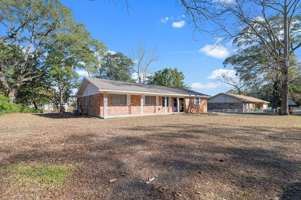 1623 18th Street Niceville, FL 32578 - Photo 38 of 41 a front view of a house with a garden