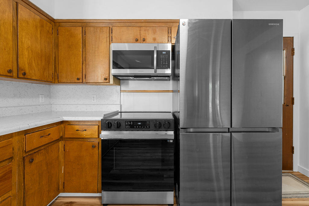 1623 18th Street Niceville, FL 32578 - Photo 10 of 41 a kitchen with appliances and cabinets