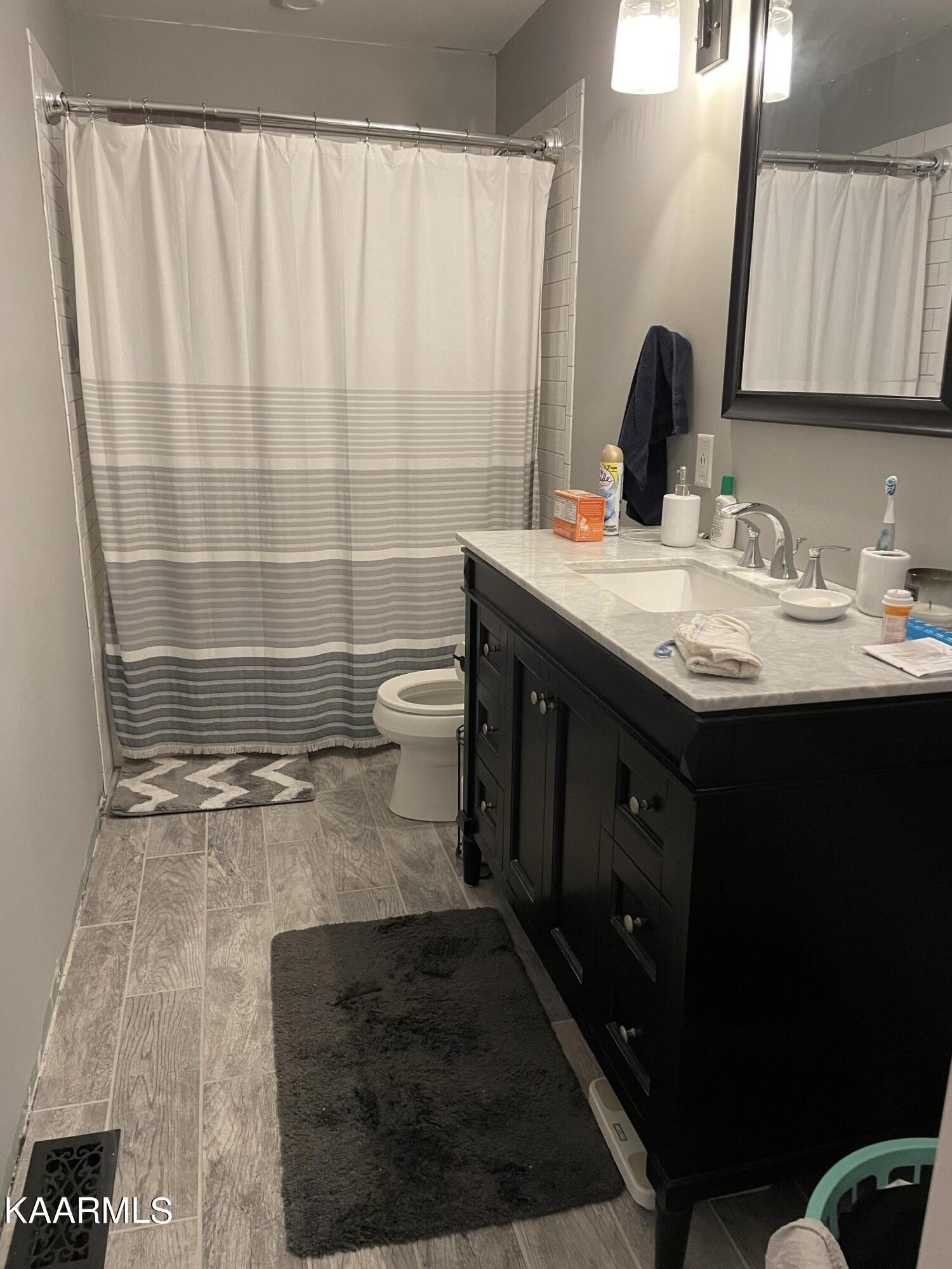 9904 Stagbush Road Powell, TN 37849 - Photo 13 of 21 master bath