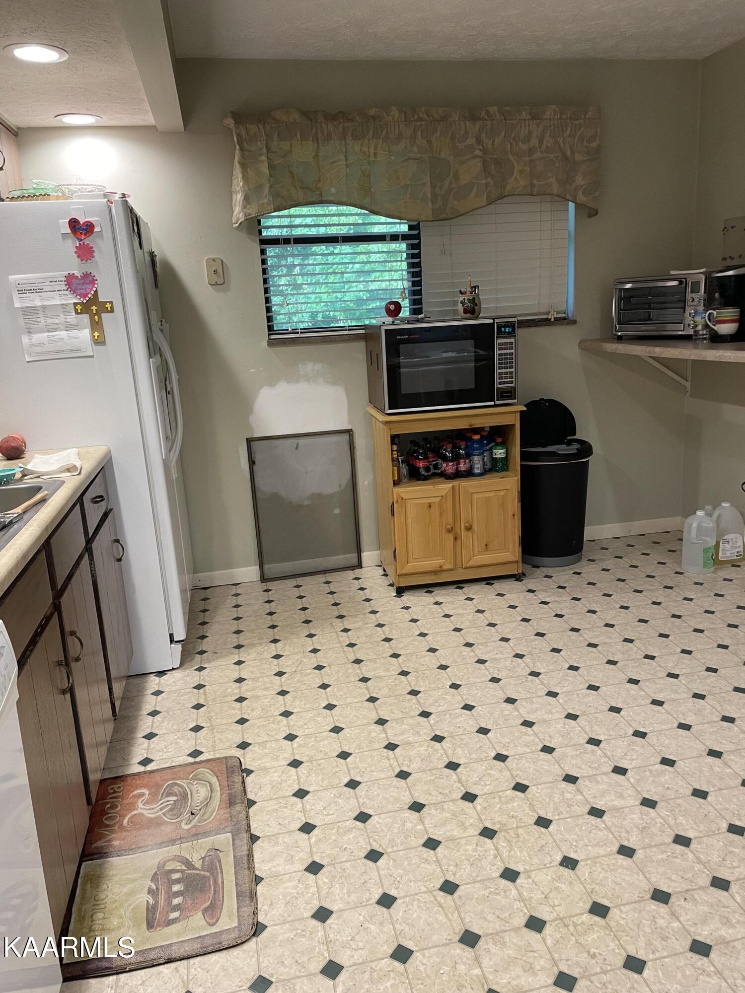 9904 Stagbush Road Powell, TN 37849 - Photo 5 of 21 Kitchen
