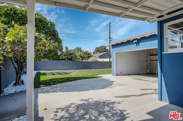 a view of a back yard