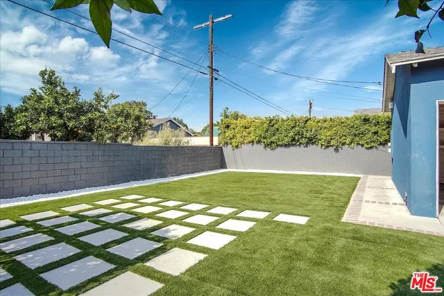 a view of a backyard