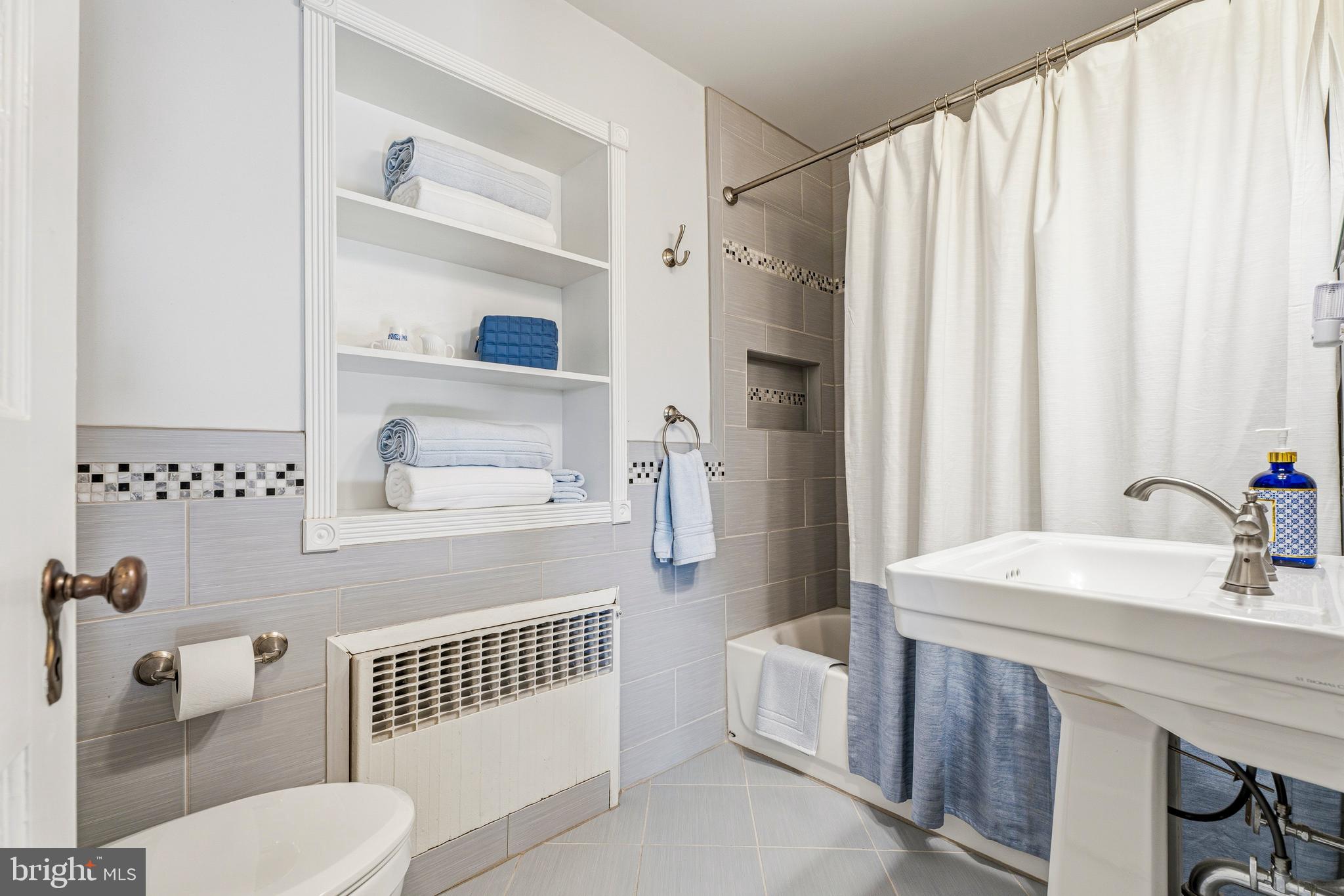 318 Alabama Road Towson, MD 21204 - Photo 39 of 72 2nd level hall bath