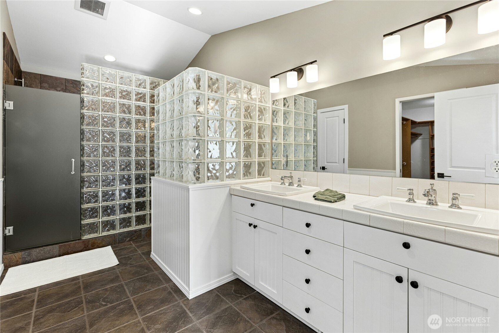 2011 145th Avenue Southeast Bellevue, WA 98007 - Photo 20 of 38