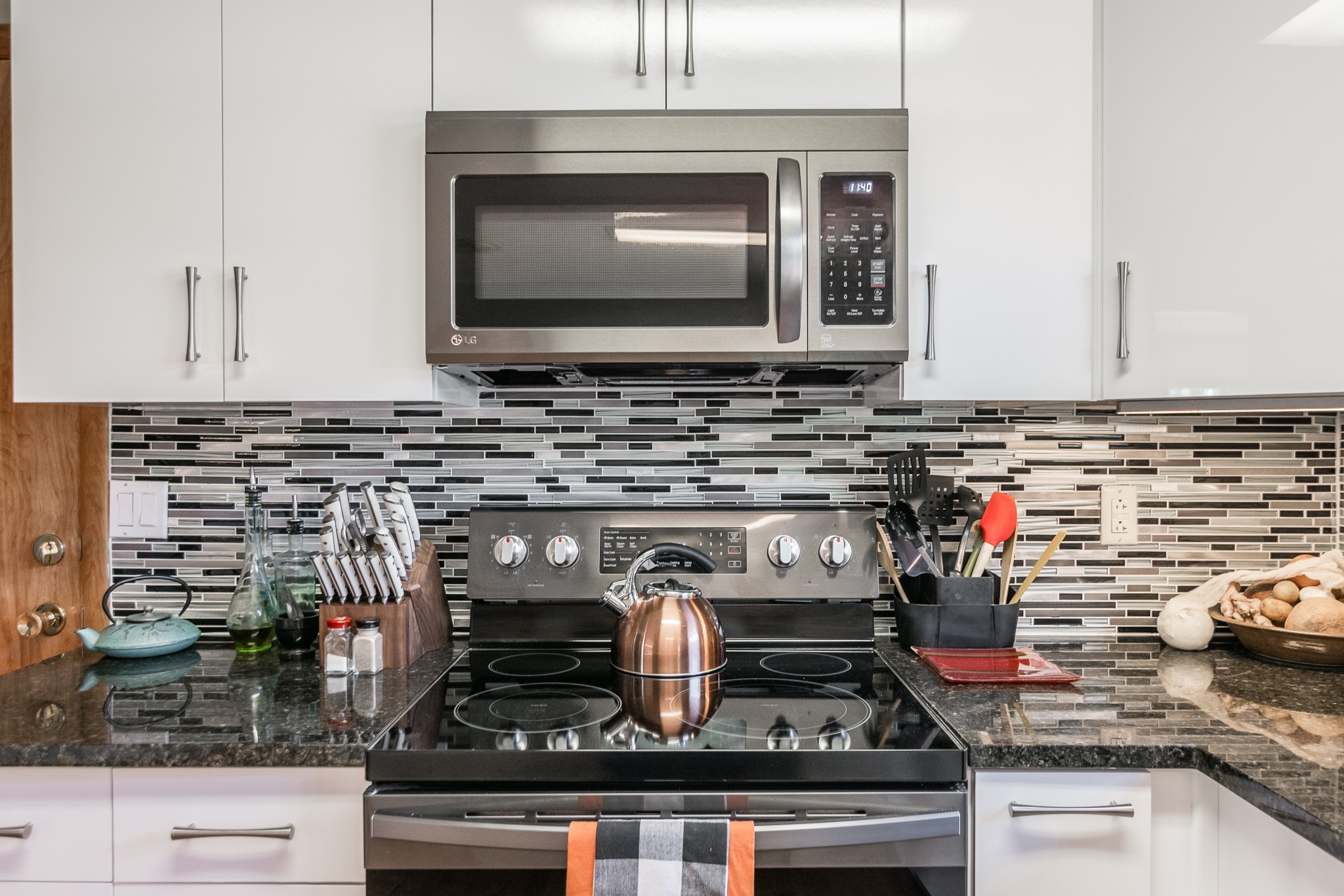 705 Ronnie Road Madison, TN 37115 - Photo 17 of 50 a kitchen with a stove and a microwave