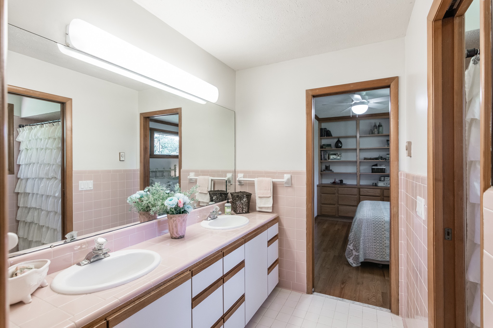 705 Ronnie Road Madison, TN 37115 - Photo 30 of 50 a bathroom with a sink and a mirror