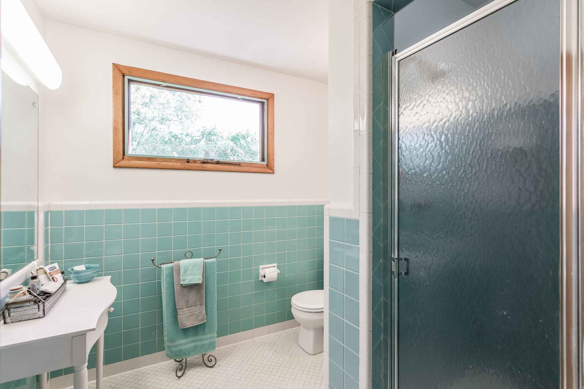 705 Ronnie Road Madison, TN 37115 - Photo 38 of 50 a bathroom with a toilet a sink and mirror