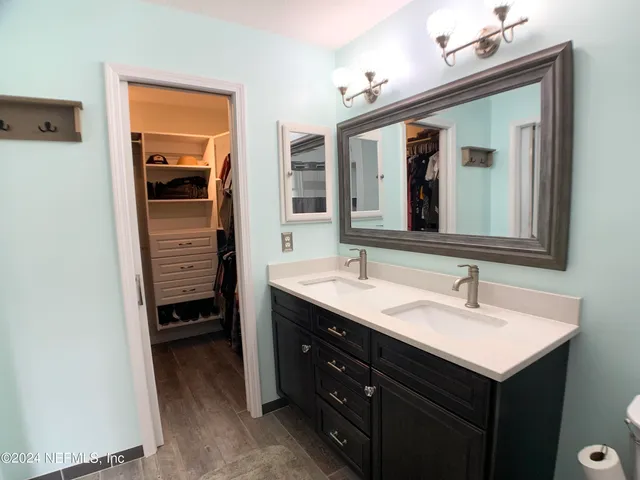 a en suite bathroom with a sink and a mirror