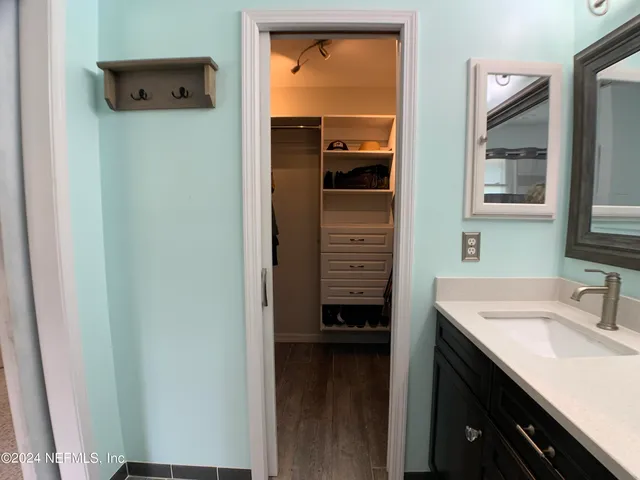 a en suite bathroom with a sink and a mirror